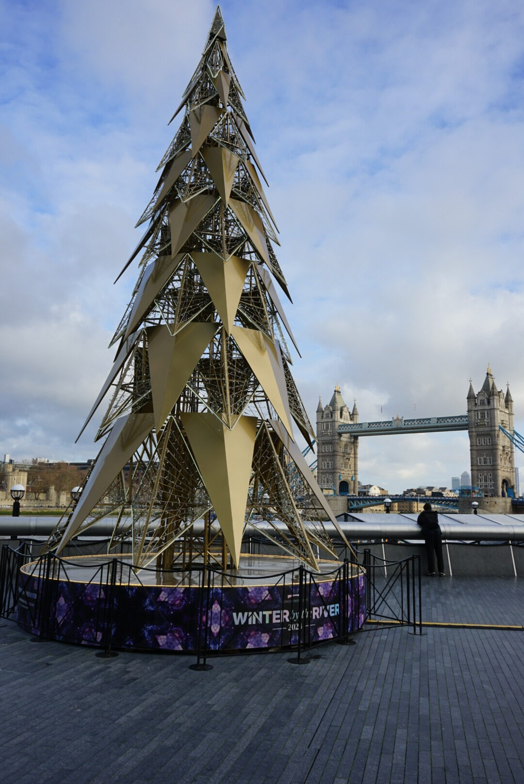 Ein goldener Weihnachtsbaum mit der Tower Bridge in London im Hintergrund