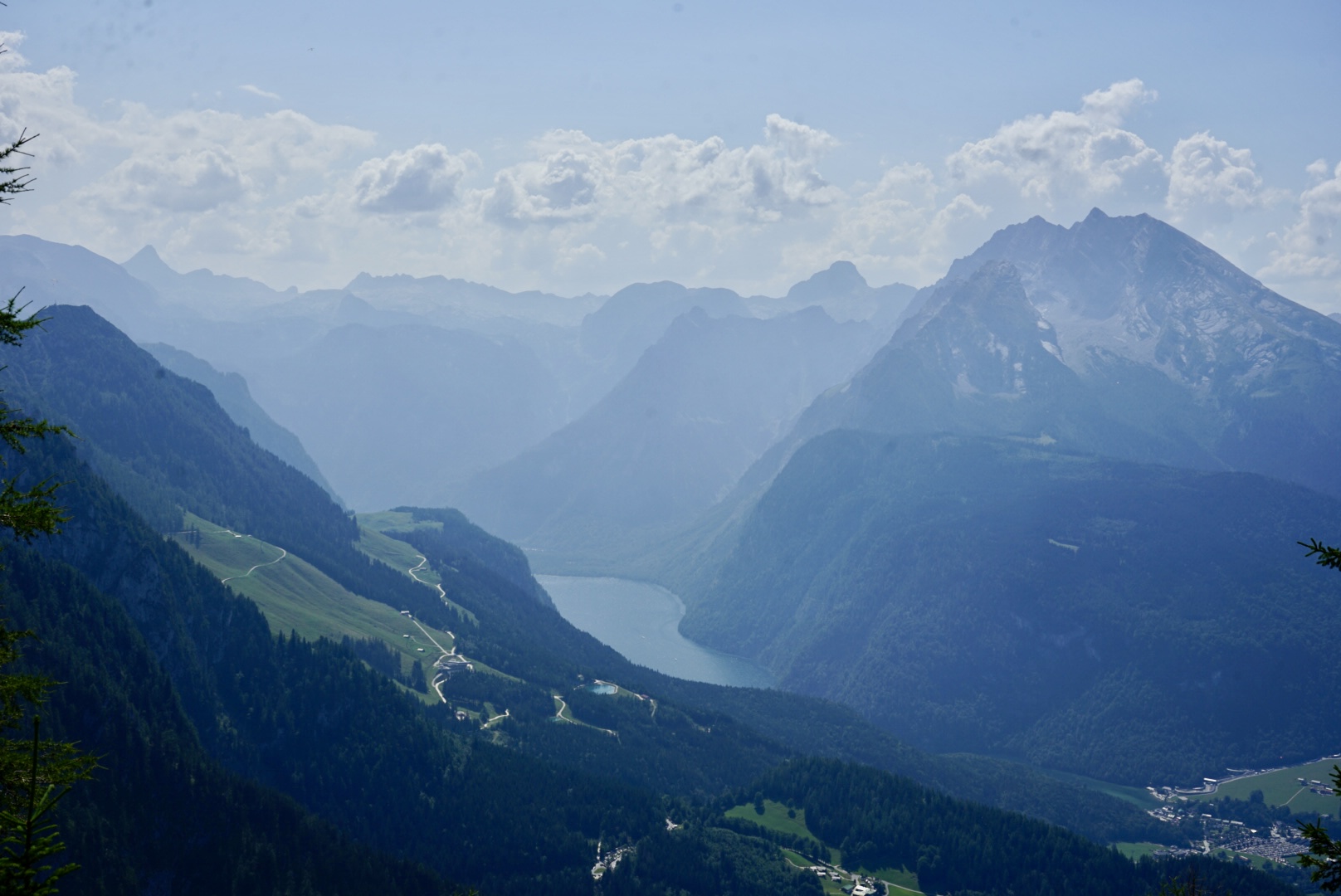 Ausblick auf den Königssee und die Berge vom Kehlsteinhaus in Berchtesgaden