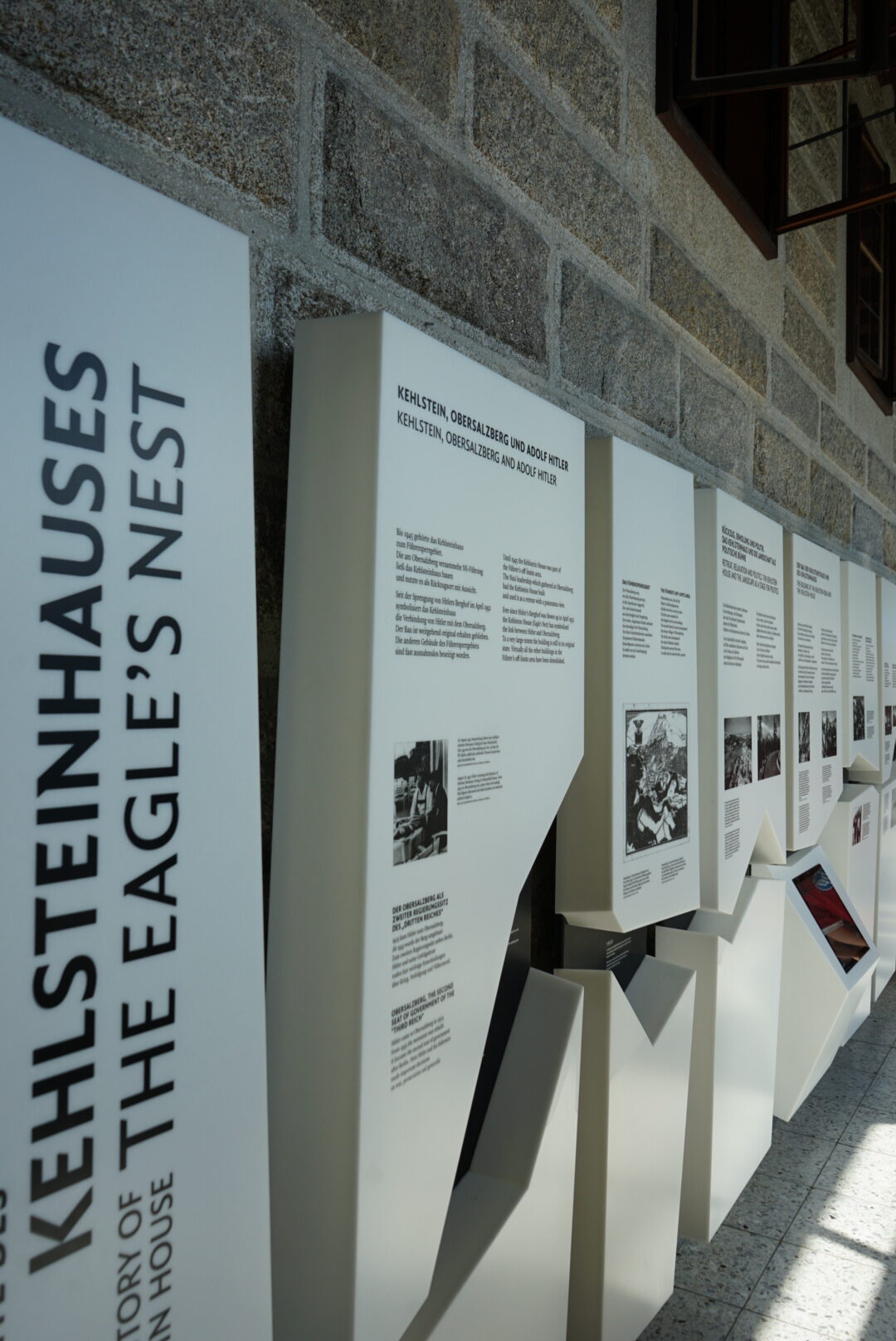 Die Infotafeln im Wintergarten im Kehlsteinhaus, Berchtesgaden