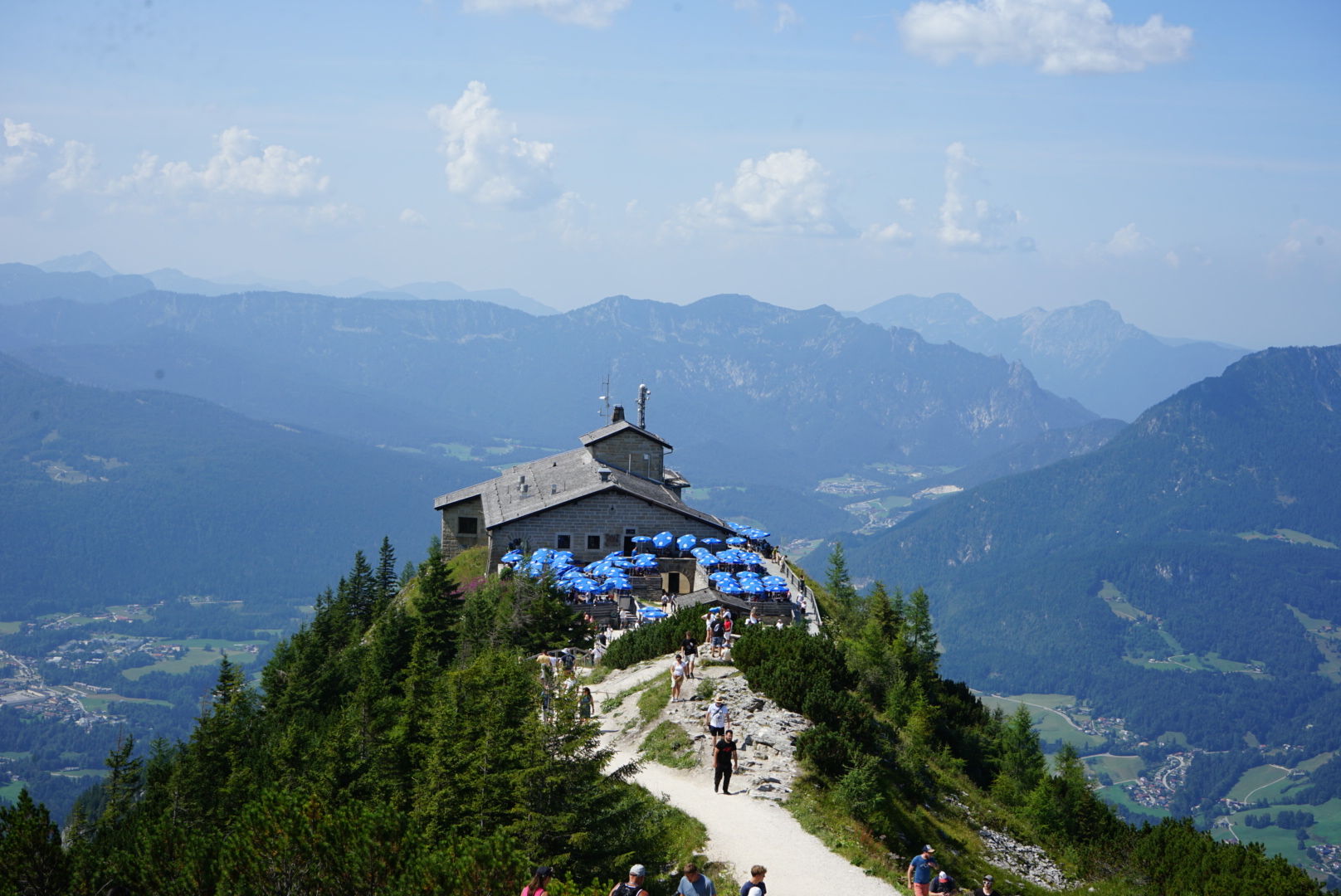 Blick auf das Kehlsteinhaus in Berchtesgaden mit den Bergen im Hintergrund