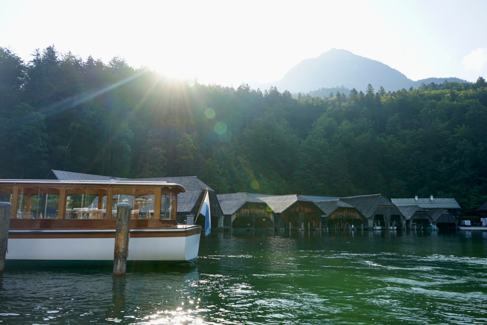 Blick auf die Bootsgaragen am Königssee in Berchtesgaden