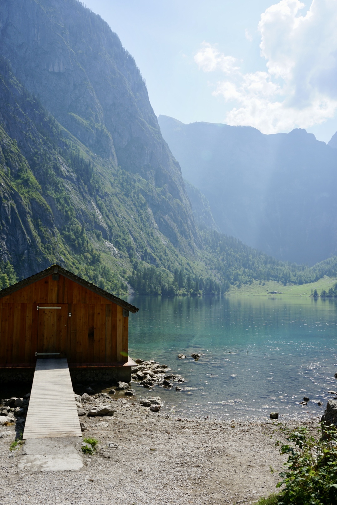 Blick auf eine Hütte am Obersee in Berchtesgaden
