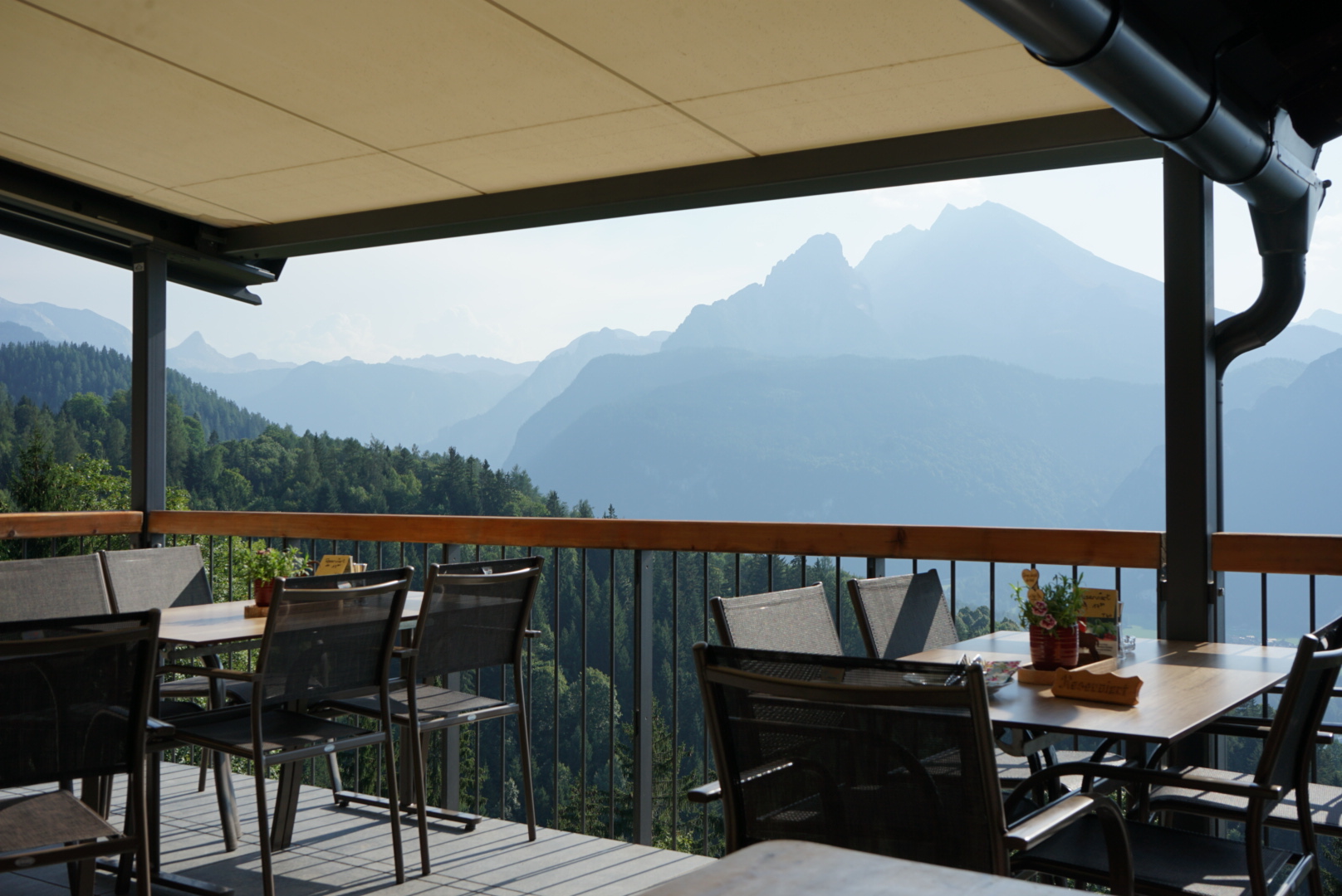 Ausblick vom Restaurant Windbeutelbaron in Berchtesgaden auf den Watzmann