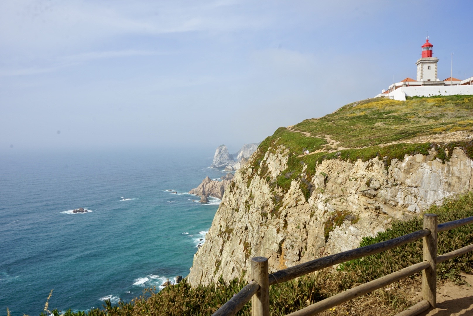 Der Leuchtturm vom Cabo da Roca in Portugal mit der Atlantikküste