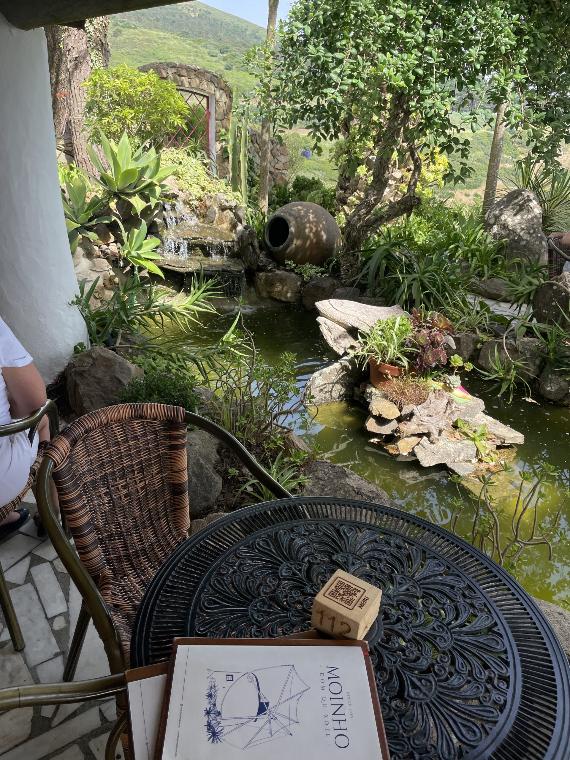 Ein Tisch im Restaurant Monho dom Quixote in Colares