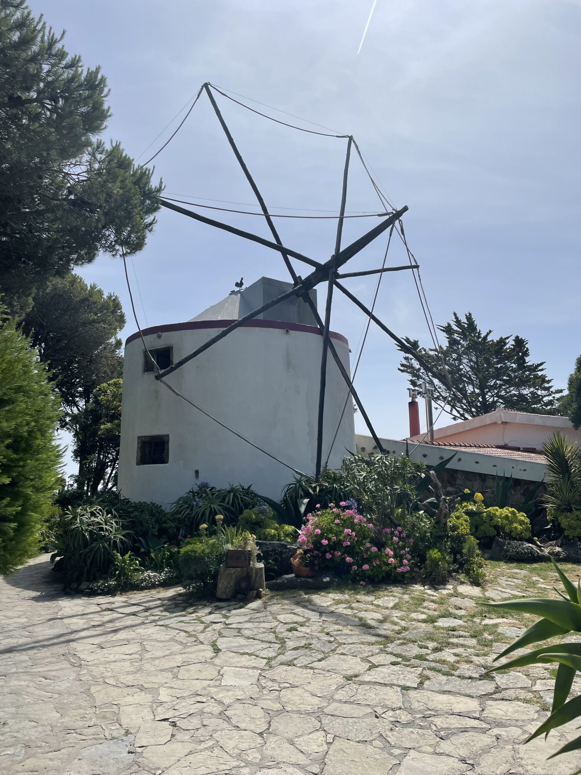 Das Windrad vom Restaurant Monho dom Quixote in Colares