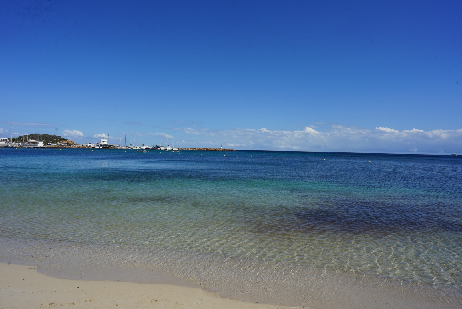 Der Strand Playa des Riu de Santa Eulalia auf Ibiza