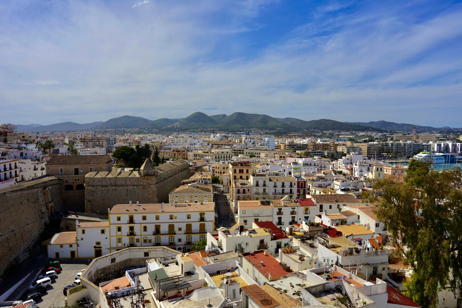 Blick vom Aussichtspunkt Baluard de Santa Llúcia in Ibiza auf die Altstadt mit den Bergen im Hintergrund