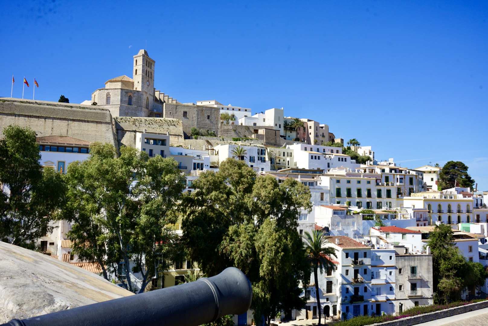 Sicht auf die Altstadt Dalt Vila in Ibiza vom Aussichtspunkt Baluard de Santa Llúcia