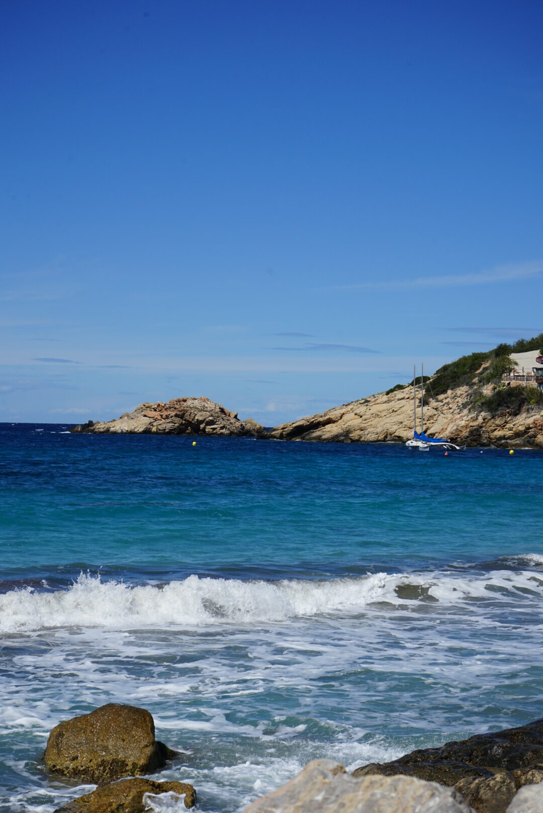 Die Bucht des Cala d´Hort auf Ibiza mit stärkerem Wellengang auf Ibiza