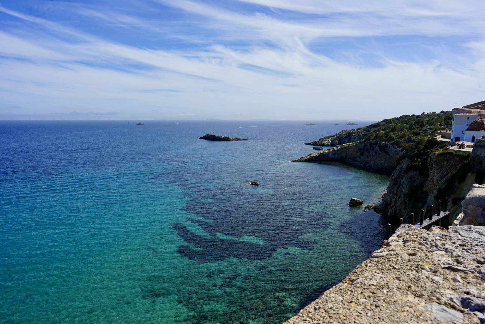 Aussicht auf das Meer von der Festung bzw. dem Aussichtspunkt Baluard de Santa Llúcia auf Ibiza