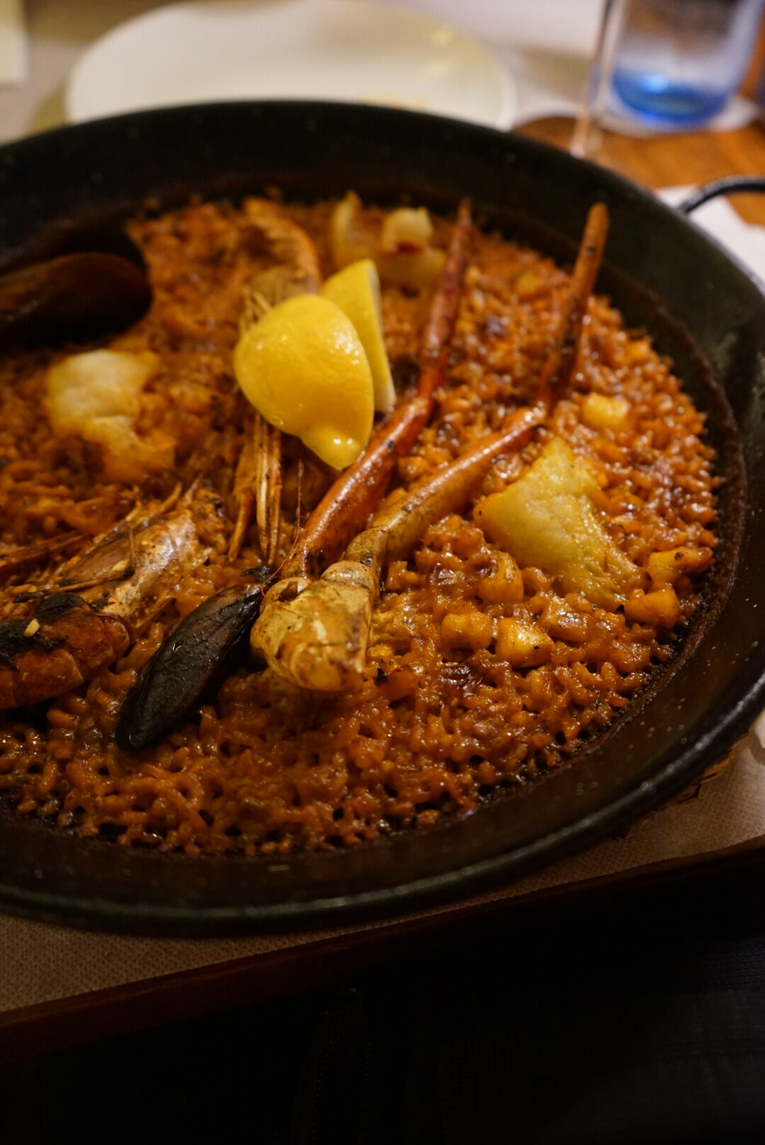 Eine Seafood-Paella auf Ibiza am Hafen der Altstadt Dalt Vila