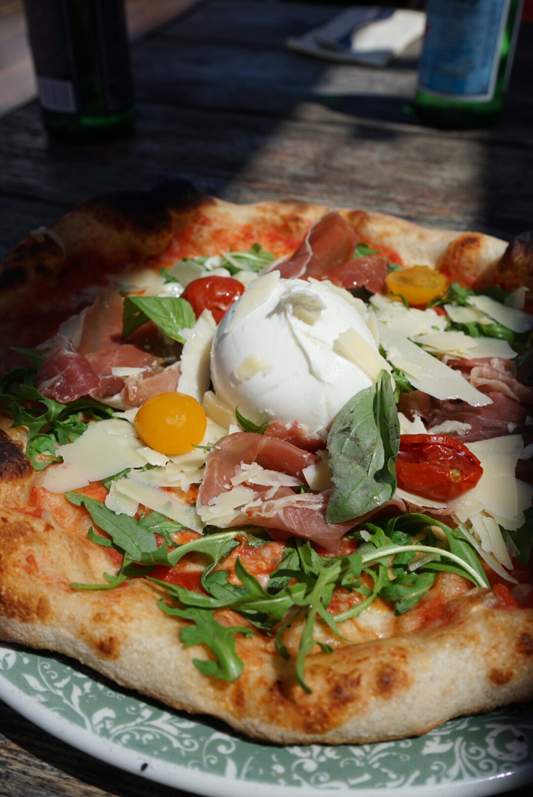 Eine Pizza im Restaurant Can Rikü auf Ibiza, ein sehr lohnenswertes Restaurant fernab von Tourismus