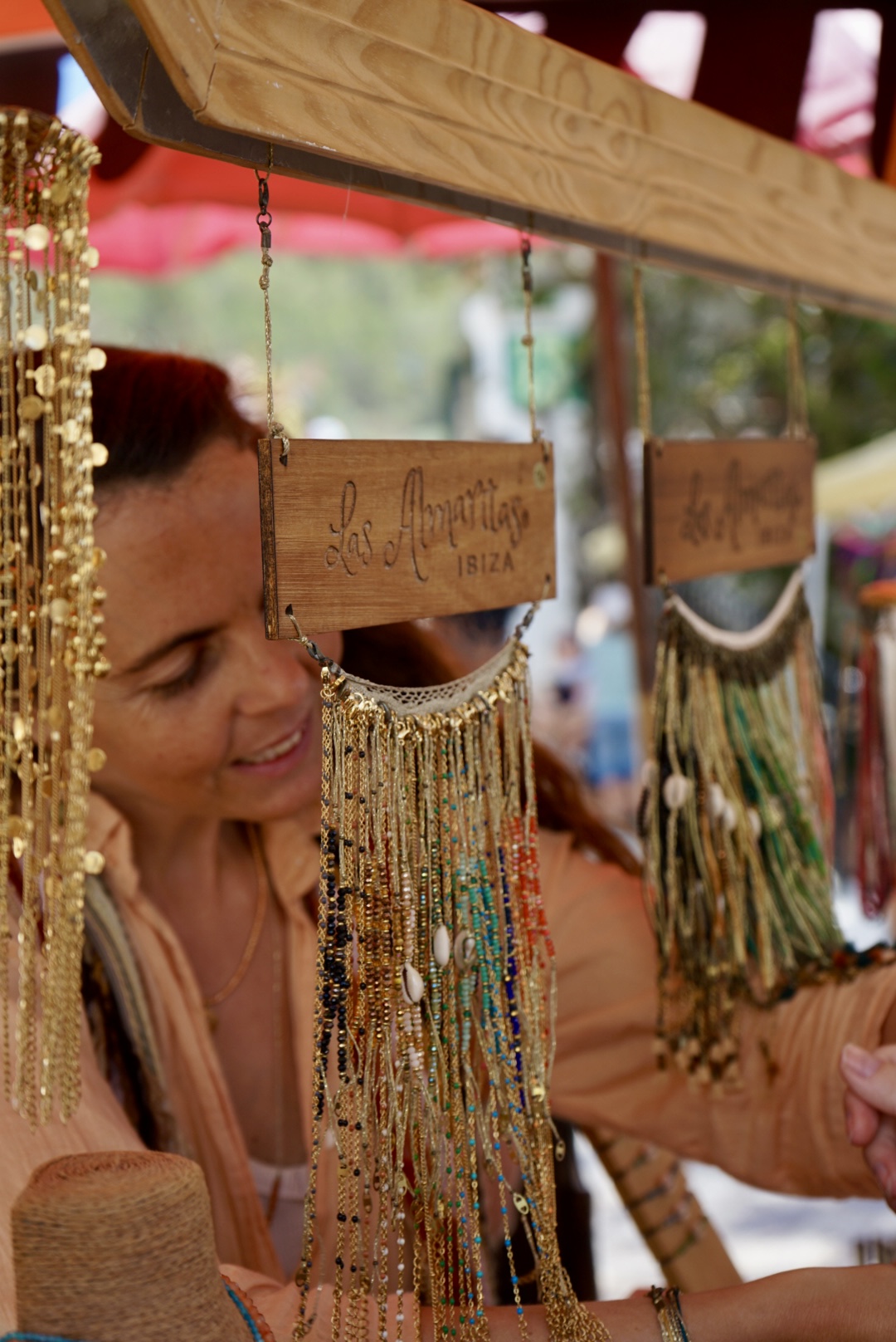 Selbstgemachter Schmuck auf dem Hippiemarkt Las Dalias zu kaufen