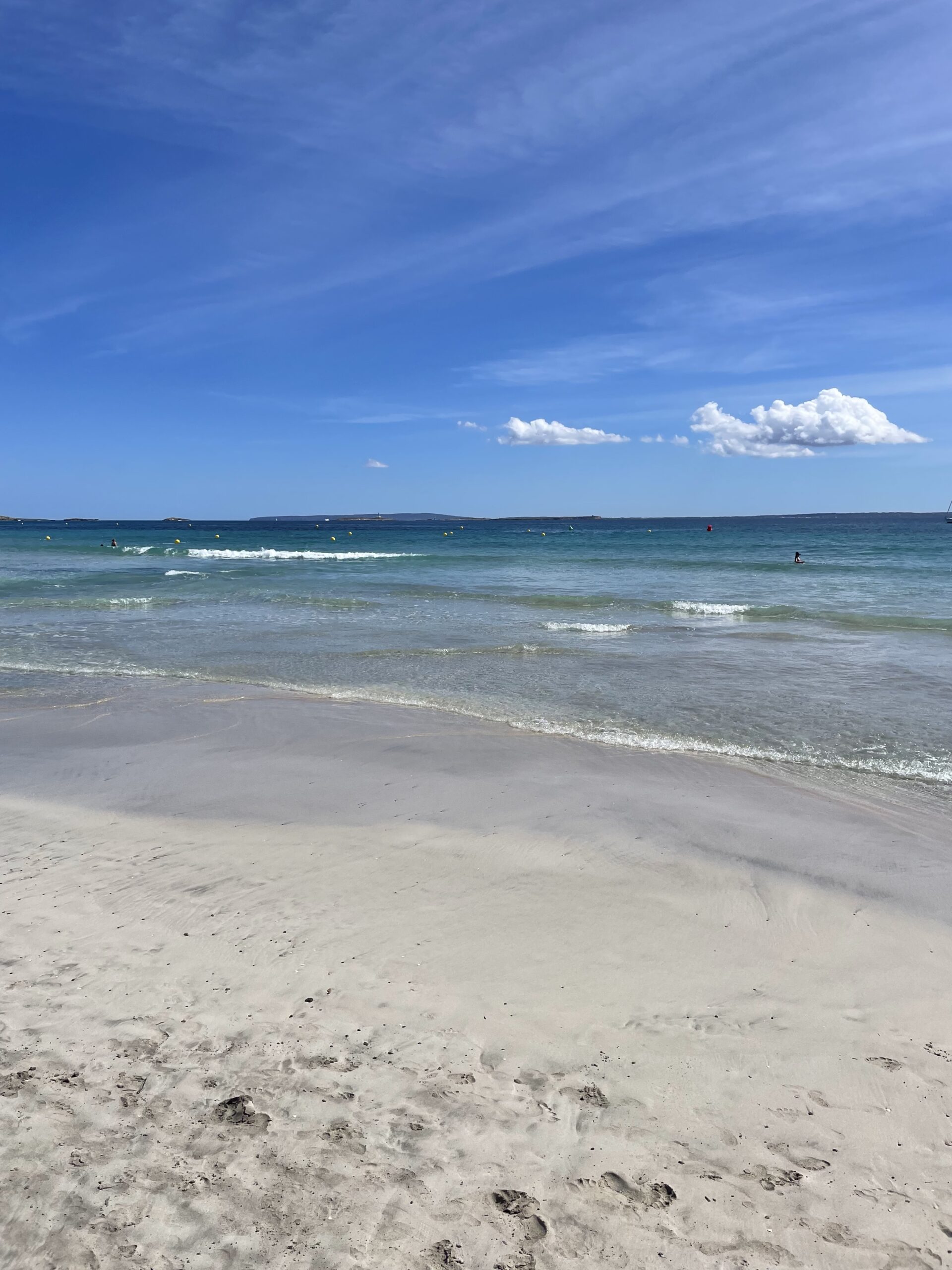 Weiße Sandstrände auf Ibiza, perfekt für einen Kurztrip