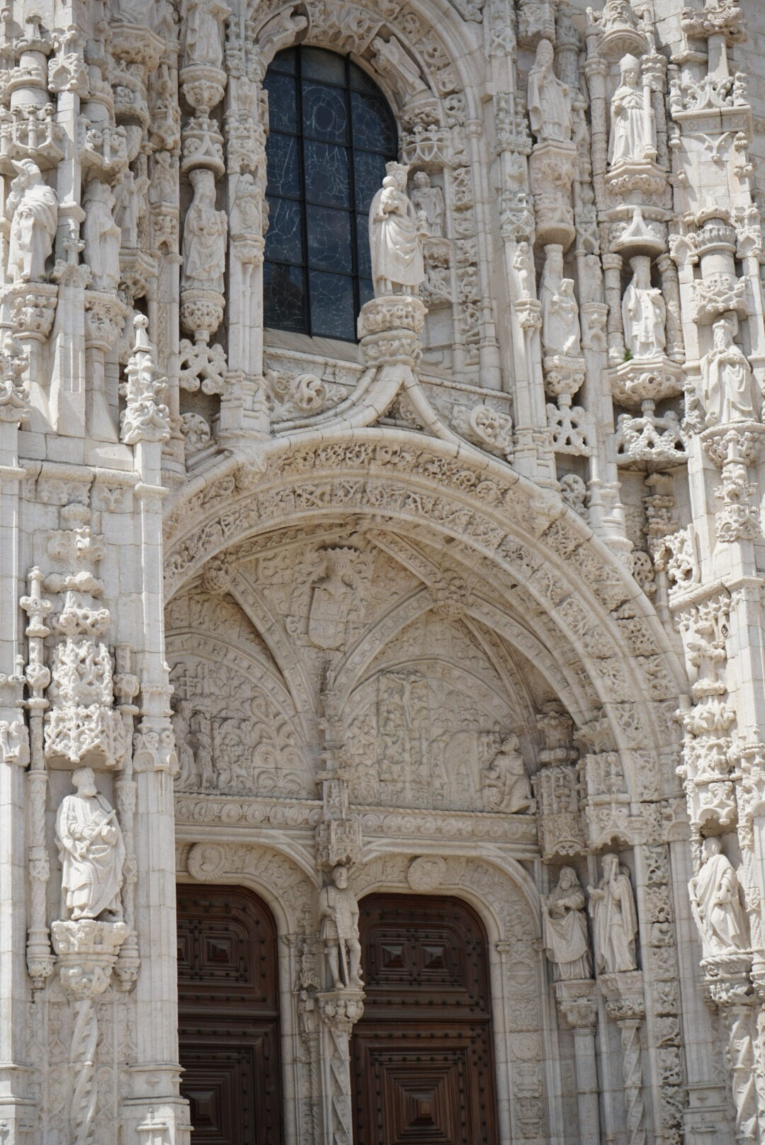 Die Tore des Mosteiro dos Jerónimos in Lissabon von außen