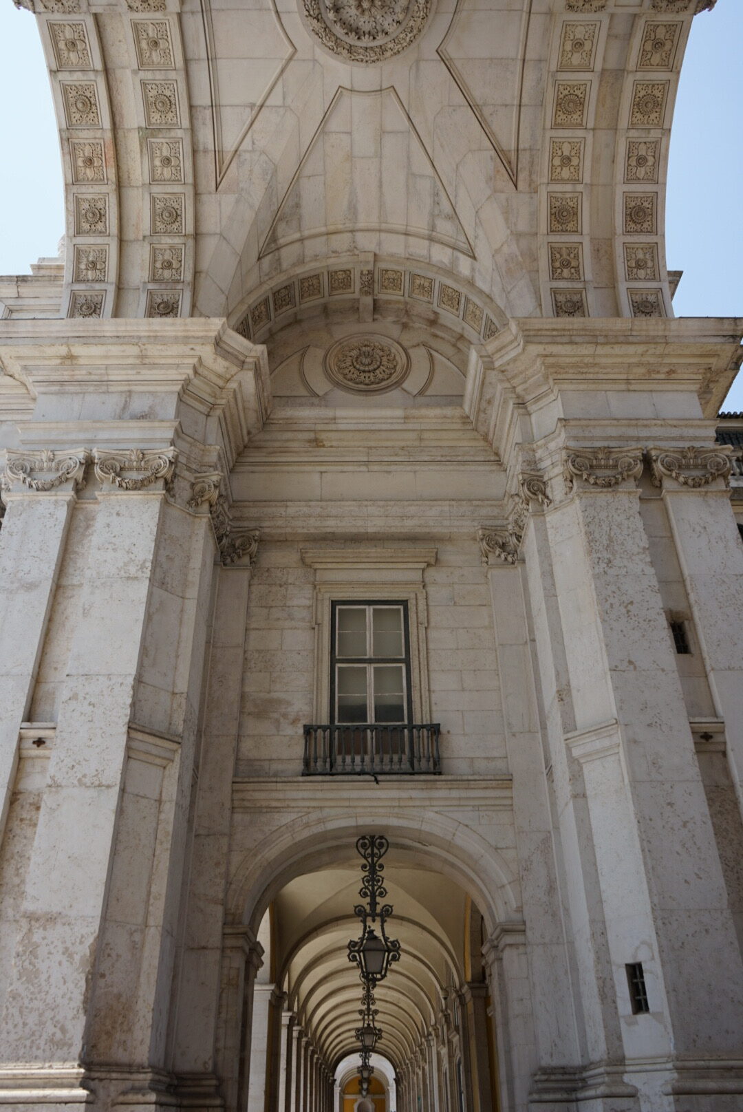 Ein genauer Blick unter den Arco da Rua Augusta in Lissabon, Portugal