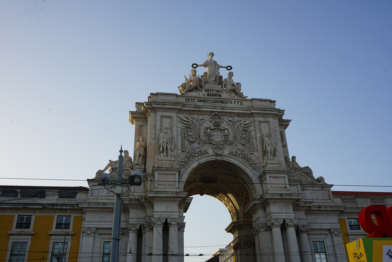 Der Arco da Rua Augusta in Lissabon bei strahlendem Sonnenschein