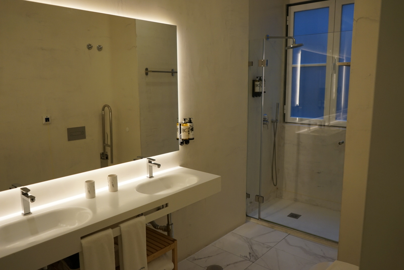 Das Badezimmer des Hotelzimmers im FLH Hotels in Lissabon