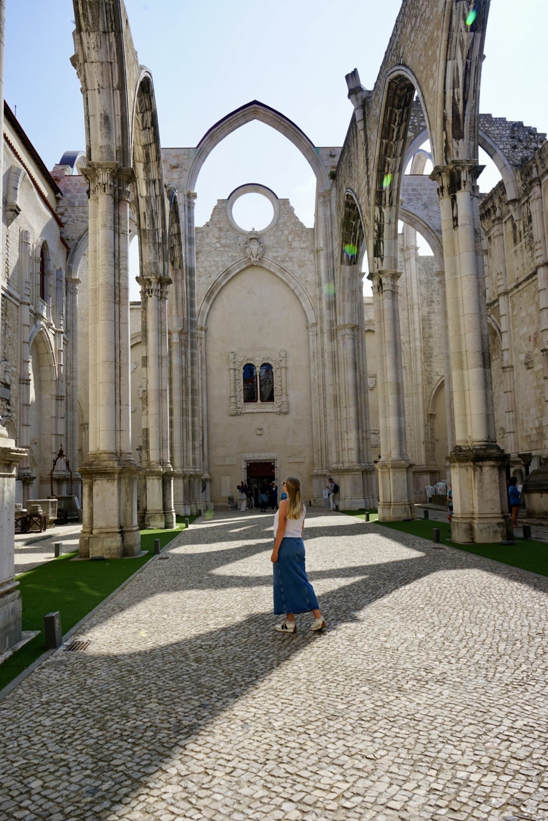 Die innere Pflasterfläche im Carmo Convent in Lissabon