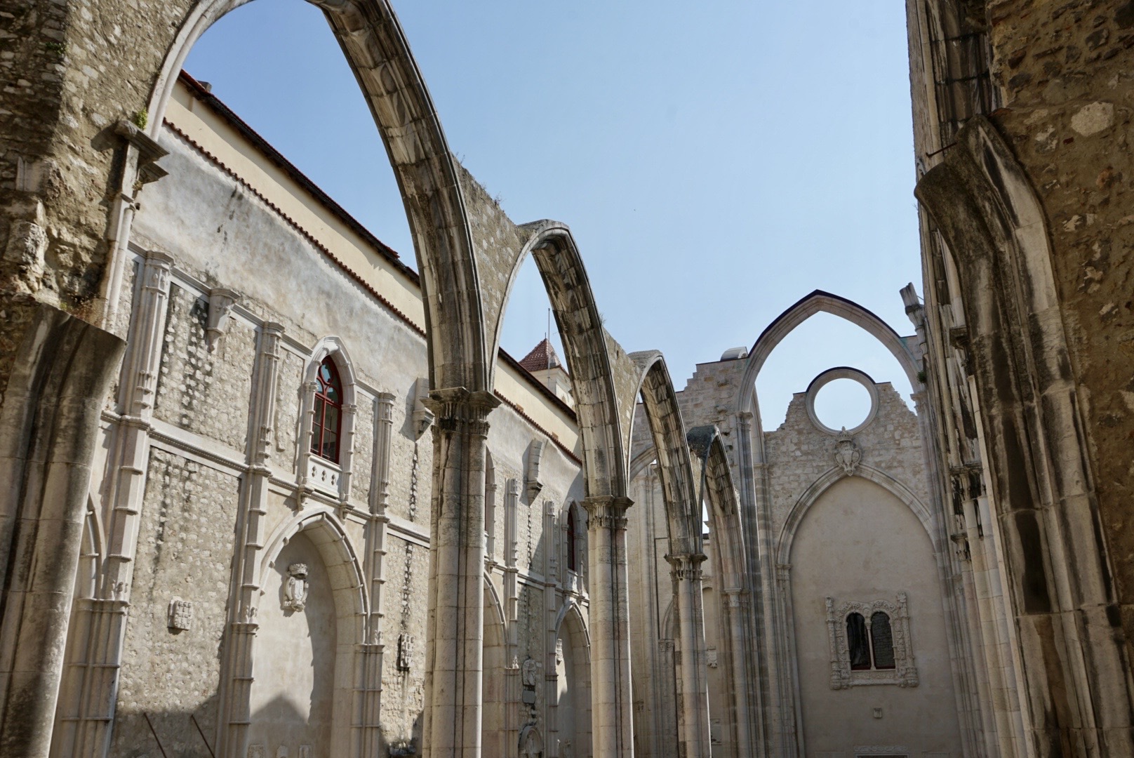 Das Carmo Convent in Lissabon: Durch die offenen Bögen und hohen Steinmauern fällt der Blick direkt in den Himmel.