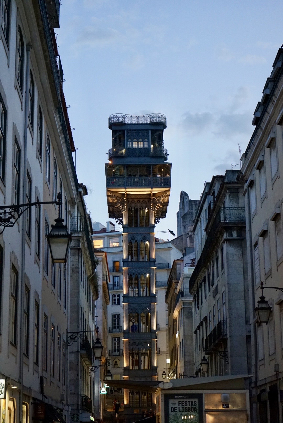 Der Elevador de Santa Justa am Abend mit schöner Beleuchtung