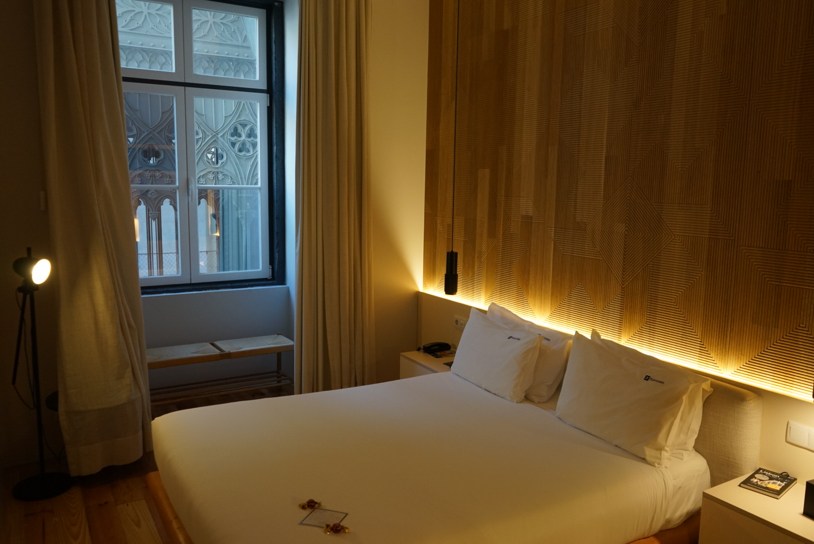 Das Hotelzimmer des FLH Hotels in Lissabon mit Blick aus dem Fenster auf den Elevador de Santa Luzia