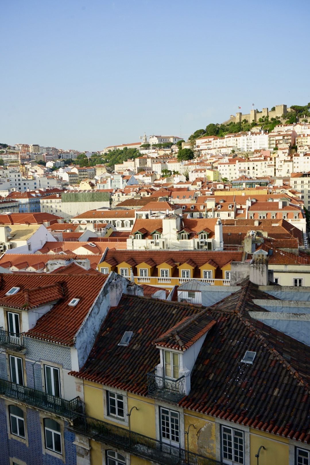 Ausblick auf das Castelo de São Jorge vom Elevador de Santa Justa in Lissabon