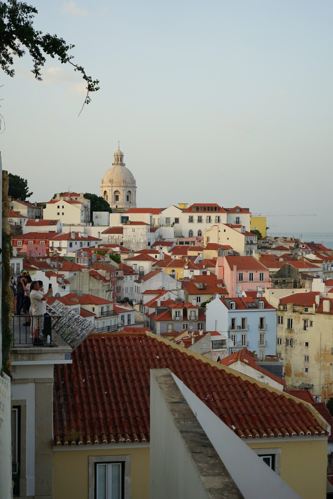Ausblick auf das Panteo Nacional vom Miradouro de Santa Luzia in Lissabon