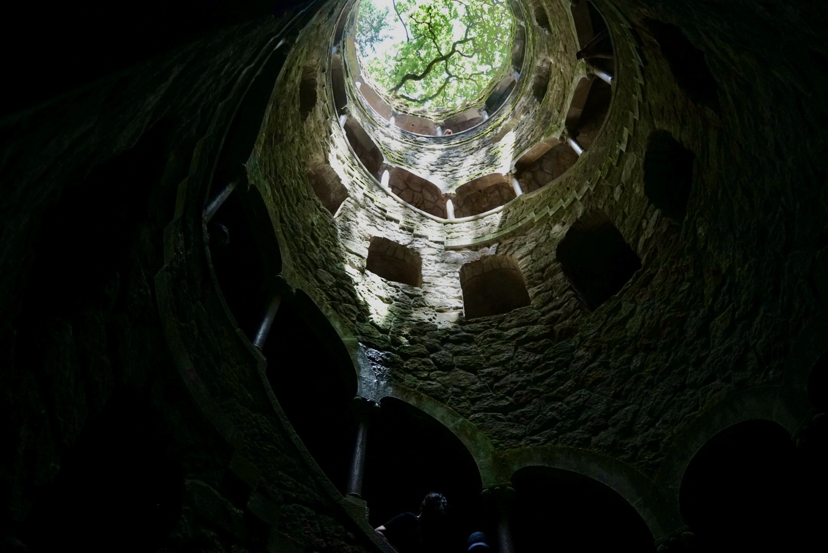 Der Initiationsbrunnen der Quinta da Regaleira in Sintra, nahe Lissabons