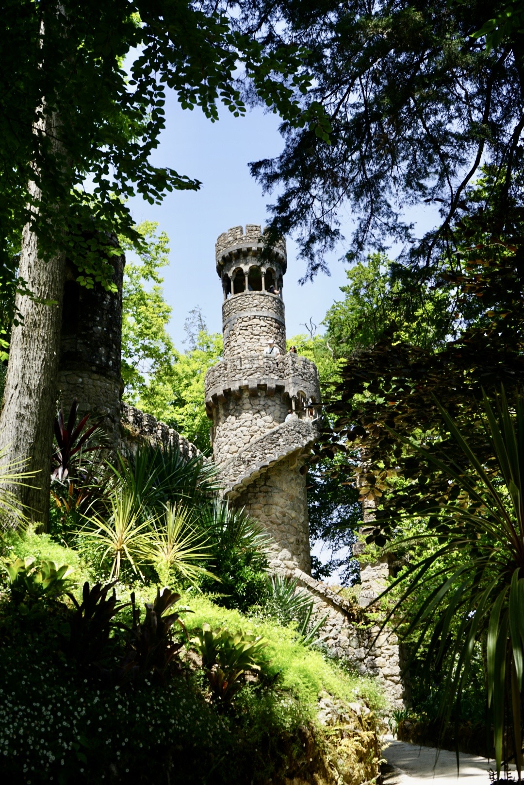 Ein Turm auf dem Gelände der Quinta da Regaleira in Portugal