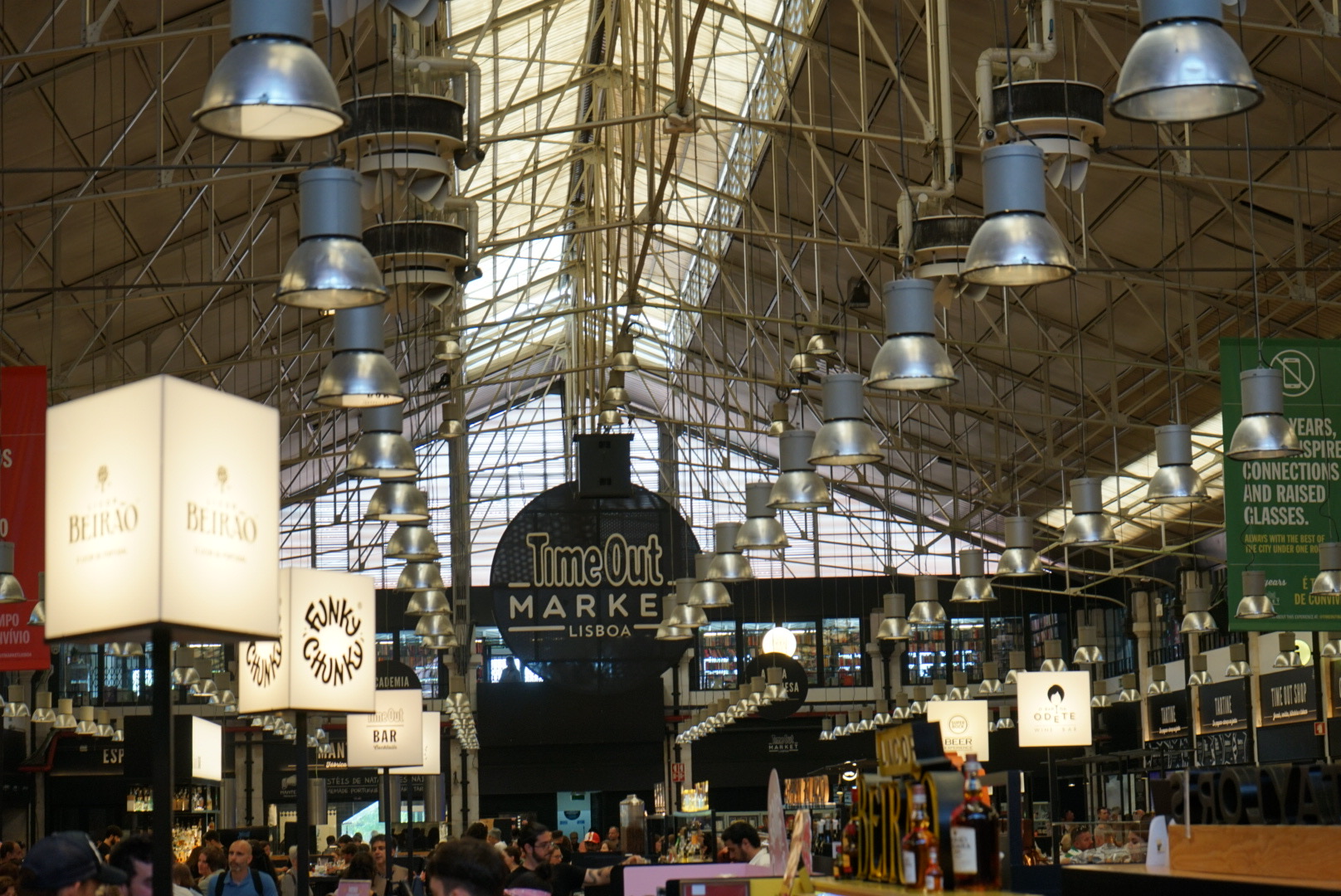 Im inneren des Time-Out-Markets in Lissabon