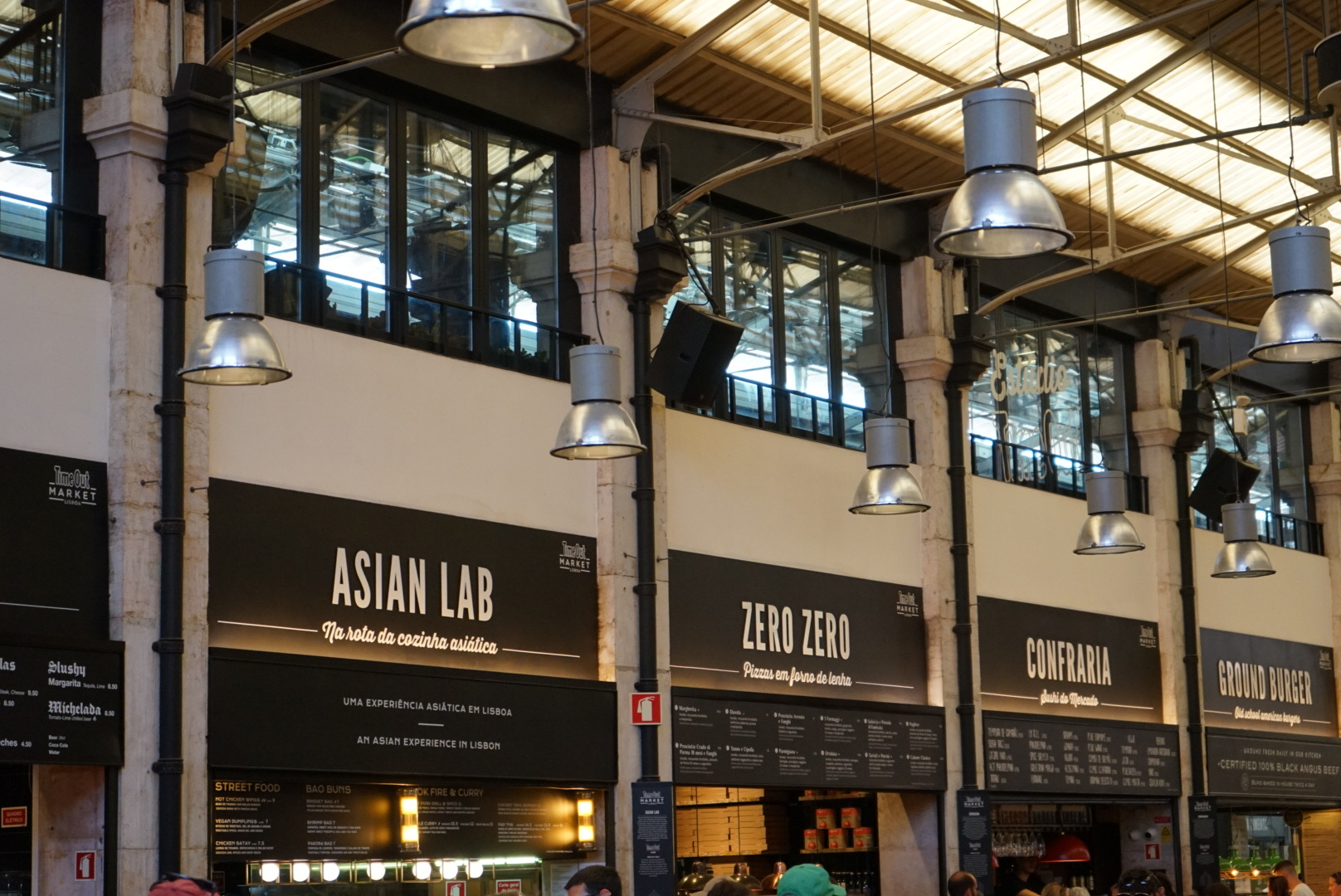 Die Restaurant-Angebote im inneren des Time-Out-Markets in Lissabon