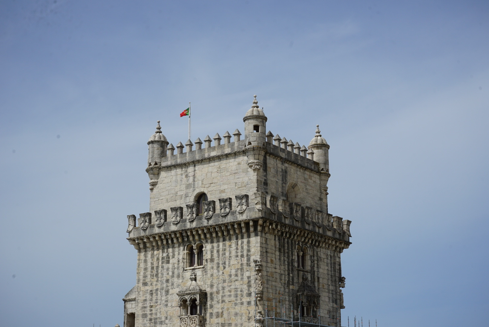 Der obere Teil des Torre de Belem in Lissabon bei blauem Himmel