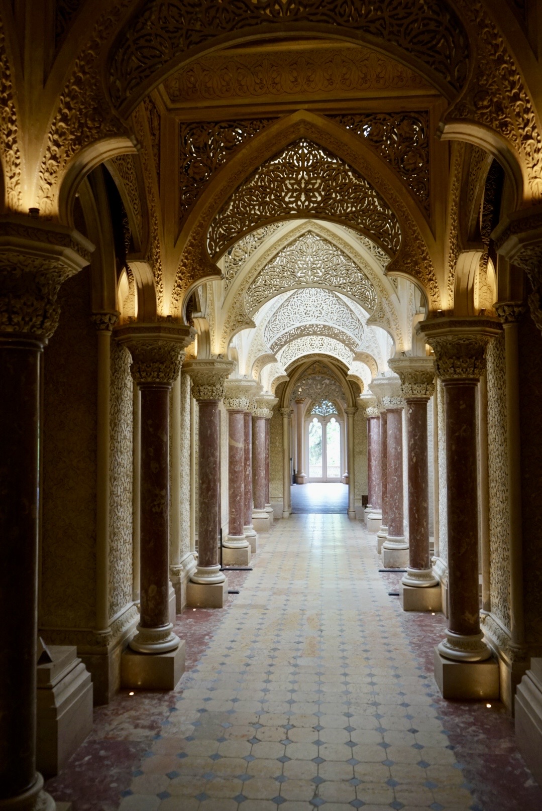 Ein Flur innerhalb des Palacio de Monserrate in Portugal