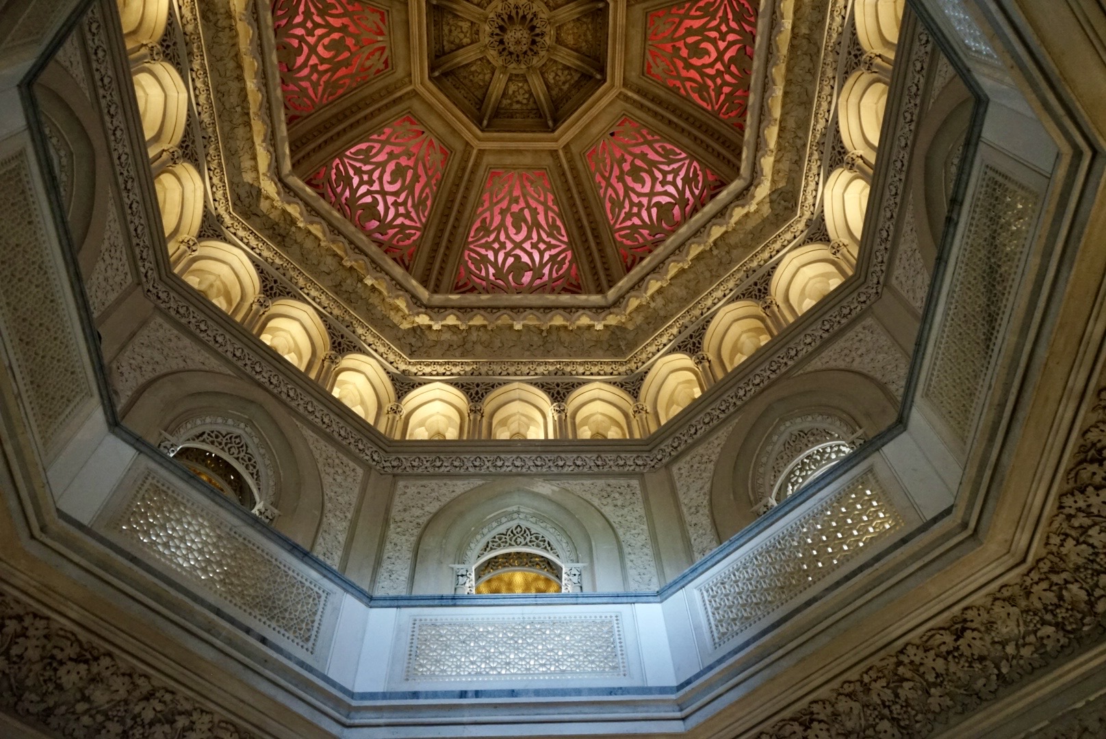 Die Kuppel des Palacio de Monserrate in Portugal von innen
